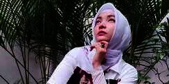 5 Potret Roro Fitria Berhijab Usai Hijrah, Adem Banget! 