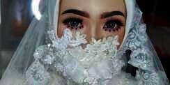 Menikah Saat Corona, Intip 5 Gaya Pengantin Pakai Masker Unik