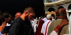 Saat Khabib Nurmagomedov Jadi Imam Sholat 2 Juara Dunia Gulat