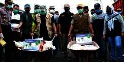 Rayu Warga Di Rumah Saja, Wali Kota Bengkulu Antar Sendiri Paket Sembako