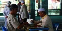 Lafal Niat Zakat Fitrah Lengkap Keutamaan & Orang yang Berhak Menerimanya