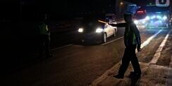 Bandel! Potret Polisi Cegat Pemudik di Jakarta-Cikampek