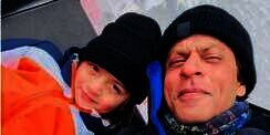 7 Potret Abram, Anak Shah Rukh Khan yang Lancar Sholat di Usia 6 Tahun