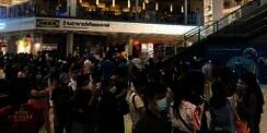 Bebas dari Karantina, Warga Thailand Kalap Serbu Mall Terbesar
