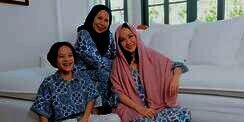 Terlihat Tegar, Ada Ashraf Sinclair di Foto Lebaran BCL