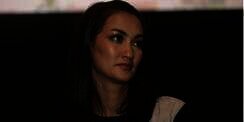 Gaya Atiqah Hasiholan Panen Sayuran Bikin Salfok