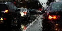 Hujan Lebat Saat Berkendara, Lampu Mobil Mana Harus Dinyalakan?