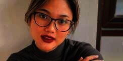 Ngecat Sendiri Pagar Rumah, Baju Setengah Marion Jola Bikin Heboh