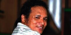 John Kei Ogah Berjalan Jongkok