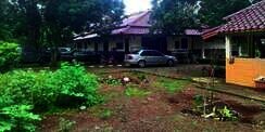 Dari Makam Sampai Peternakan, Ini 5 Potret Rumah Mandra