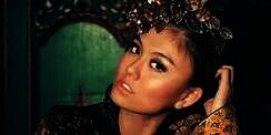 Gaya Elegan Agnez Mo dalam Balutan Kebaya Cheongsam, Glamor!