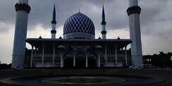 Malaysia Larang Warga Asing Sholat di Masjid