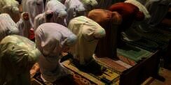 10 Keutamaan Sholat Tepat Waktu, Dosa di Ampuni Layaknya Daun yang Berguguran