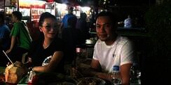 Mengintip Gaya Makan Malam Zaskia Gotik dan Suami di Kaki Lima