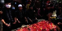 Berlinang Air Mata di Pusara Omaswati