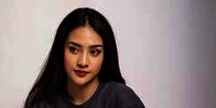 Pamer Foto Lama, Kaki Anya Geraldine Jadi Sorotan