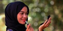 5 Trik Menggunakan Lipstik untuk Merias Wajah