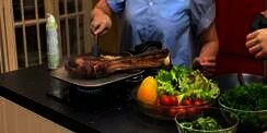 Potret Nagita Slavina Masak Steak Sultan, Harganya Rp150 Juta!