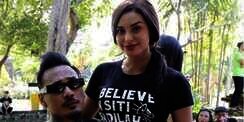 Posting Foto Jerinx Berpeci dan Pegang Alquran, Nora Beber Agama Suaminya