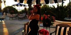 Deretan Pose Manja Maternity Shoot Rahma Azhari