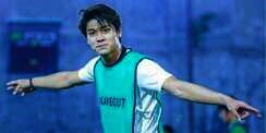 6 Potret Rizky Billar Bermain Bola, Macho & Bikin Ogah Kedip!