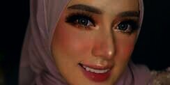 Penampilan Baru Fairuz A Rafiq Bikin Melongo, Mirip Barbie