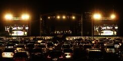 Potret Asyiknya Nonton Kahitna di Konser Drive-In Jakarta