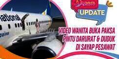 Video Wanita Buka Paksa Pintu Darurat & Duduk di Sayap Pesawat