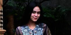Berbalut Kebaya, Gaya Modis Dwinda Ratna Istri Mas Pur Tukang Ojek Pengkolan