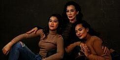 5 Potret Hangat Reza Artamevia & 2 Putrinya, Kayak Kakak-Adik!