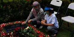 Kunjungi Makam Ashraf Sinclair, Penampilan Hijab Bunga Citra Lestari Disorot