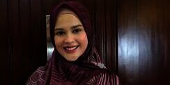 Reaksi Cut Meyriska Saat Lihat Bajunya Tersingkap di Foto Iis Dahlia