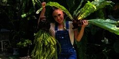 5 Gaya Yuni Shara Berkebun, dari Dasteran hingga Jeans Sobek