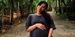 Potret Gaya Asmirandah Nyaman Pakai Baju Suami di Usia 7 Bulan