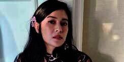 Dian Sastro Bagikan Foto Masa Kecil Sang Ayah, Sepatunya Jadi Sorotan