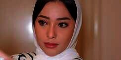 Gaya Chic Nikita Willy Padukan Hijab dengan Slit Dress