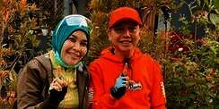 Gowes Bareng Ayah Rozak, Celana Ibunda Ayu Ting Ting Jadi Sorotan