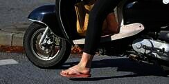 Ssst... Ini Bahaya Naik Motor Pakai Sandal