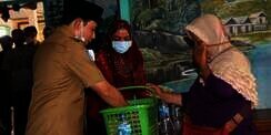Bikin Warga Tersenyum, Plt Wali Kota Bengkulu Borong Jualan Pedagang