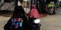 Emak-Emak Beraksi Lagi! Santai Nyalip dari Jalur Tengah, Si Gadis Cuma Melongo