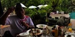 Sindir Pengguna Tik Tok, Hotman Paris: Maaf Aku Makan Di Pinggir Jalan