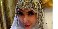 Kenakan Busana Pengantin, Roro Fitria Menikah?