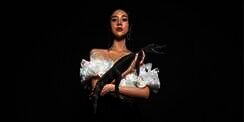 5 Potret Anya Geraldine Gendong Buaya