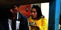 Jauh dari Kesan Mewah, Deretan Selebriti Ini Makan di Emperan