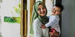Tidur Siang Sambil Hirup Wangi Minyak Telon, Ini Jurus Jitu Recharge Energi Ibu