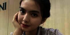 Video Viral Cewek Cantik Mirip Nia Ramadhani Bagikan Tutorial Cepol Rambut