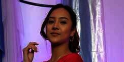 Gaun Menerawang Anya Geraldine Saat Berkuda di Pantai