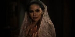 Nikita Mirzani Berkebaya Klasik, Mirip Dewi Soekarno