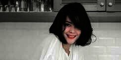 Pesona Menawan Lulu Tobing di Usia 43 Tahun, bak ABG
