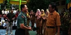 Bertemu Guru SMA, Jenderal TNI Ini Cium Tangan dan Beri Hormat
